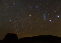 ルーシーのテスト画像を撮影した範囲の2008年に撮影された星空（赤、青、黄色のボックスは、ルーシー搭載カメラT2CAM、MVIC、L'LORRI画像のフレーム）　クレジット：SwRI; ニューメキシコ州のファハダビュート上空で見た2008年の夜空のファイル写真（国立公園局提供）