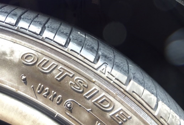 　Photo:こちらが外側であることを示す「OUTSIDE」表示　©sawahajime