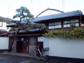 東京商工リサーチが「銭湯」について調査。ピークは1968年の1万7999軒。22年は1865軒とピークから89.6%減少した 東京商工リサーチが「銭湯」について調査。ピークは1968年の1万7999軒。22年は1865軒とピークから89.6%減少した