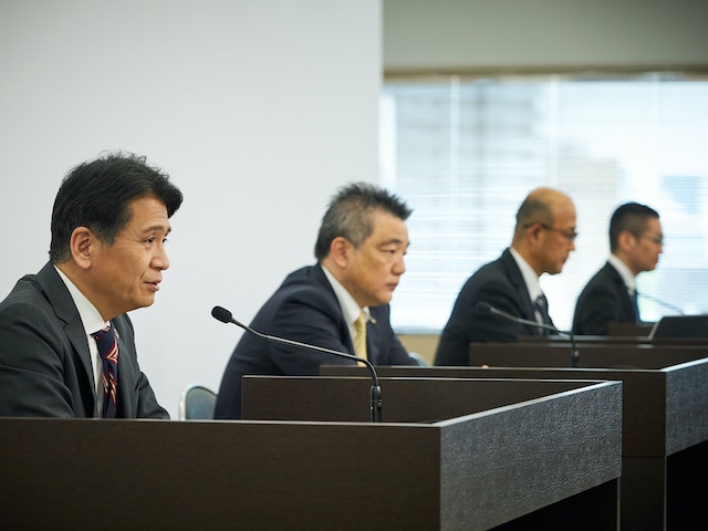 トヨタ2022年3月期決算発表説明会に登壇した執行役員 Chief Communication Officer 長田准、執行役員・副社長 Chief Technology Officer 前田昌彦、取締役・副社長 Chief Financial Officer 近健太、経理本部本部長 山本正裕