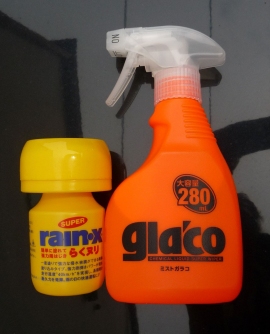コーティング剤はガラス面に塗布するタイプと噴霧するタイプを使っている　©sawahajime