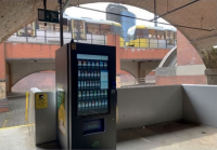 英マンチェスターに設置された自動販売機（画像：JR東日本の発表資料より）