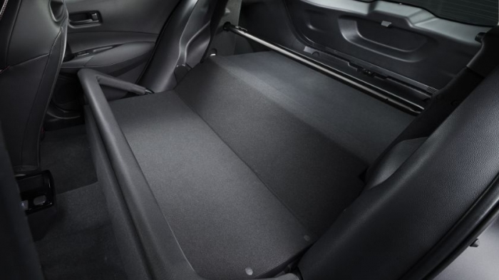 リヤシートは撤去された：発表資料より