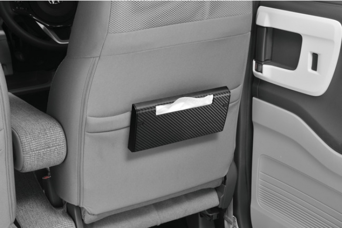 薄型テッシュケース「どこでもティシューケース　Sスリム」の設置例（画像：カーメイト発表資料より）