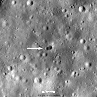 NASAの探査機、月面のロケット衝突跡を発見　2つのクレーターが連なる