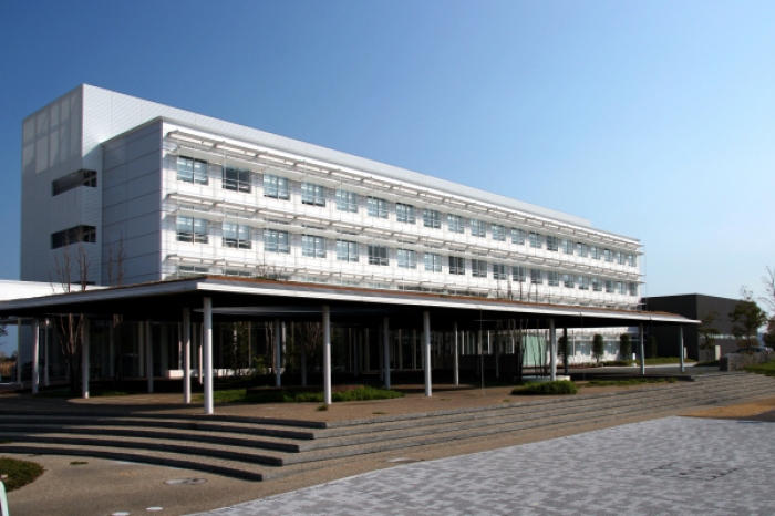 1月に拡張したシキノハイテック九州事業所が入る北九州学術研究都市・技術開発交流センター（画像: シキノハイテックの発表資料より）