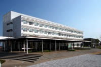 1月に拡張したシキノハイテック九州事業所が入る北九州学術研究都市・技術開発交流センター（画像: シキノハイテックの発表資料より）