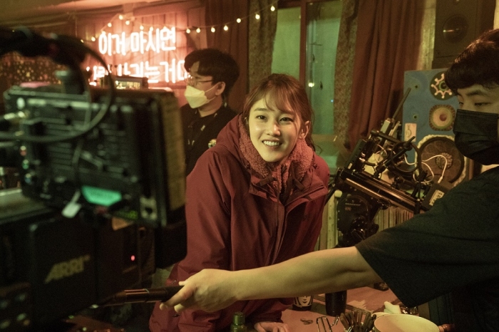 韓国映画『恋愛の抜けたロマンス』オフショット　ソン・ソック　©2021 CJ ENM Co., Ltd., TWELVE JOURNEY ALL RIGHTS RESERVED