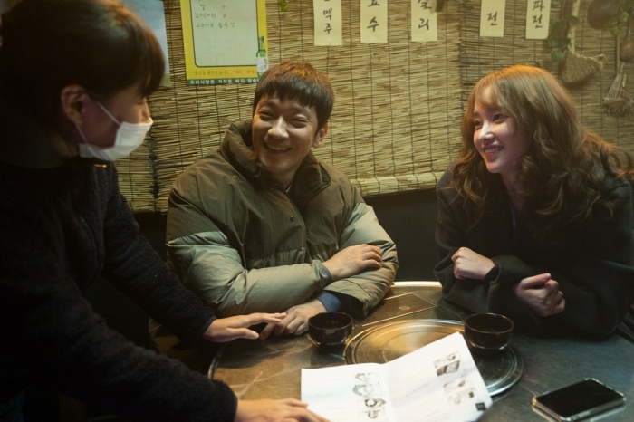 韓国映画『恋愛の抜けたロマンス』オフショット　©2021 CJ ENM Co., Ltd., TWELVE JOURNEY ALL RIGHTS RESERVED