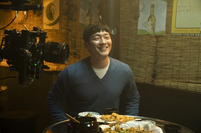 韓国映画『恋愛の抜けたロマンス』オフショット　チョン・ジョンソ ©2021 CJ ENM Co., Ltd., TWELVE JOURNEY ALL RIGHTS RESERVED