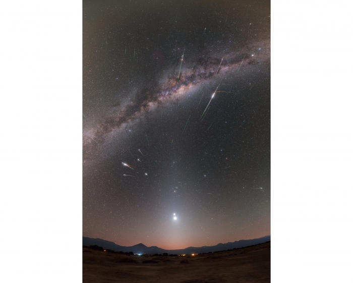 チリの砂漠で撮影された4大惑星とみずがめ座エータ流星群 (c) ESO / P. Horalek