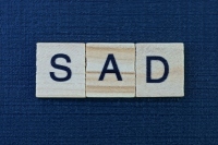 「sad」だけでない! イギリス英語で悲しみを表す日常的なフレーズ3選