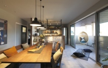 日中、家族はできるだけリビングなど一か所に集まって共に時間を過ごす、サーキュレーターや扇風機を併用する、温度設定を見直すなど、すぐにできる工夫の余地はある