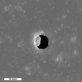 静かの海の幅400メートルのピット（洞窟）クレーター (c) NASA/ゴダード/アリゾナ州立大学
