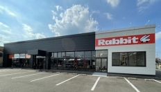 ライフ＆カンパニーが8月にオープンした中古四輪自動車買取・販売の２店舗目となる「ラビットR50 小山店」（画像: バイク王&カンパニーの発表資料より）