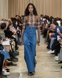 「バーバリー」が2023春夏コレクションを発表　イギリスの海辺からインスパイア、若者の解放感を表現