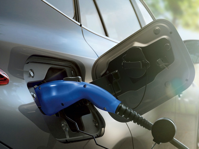 ハリアーに新設定となったプラグインハイブリッドシステム搭載車　200V/16Aの充電システムで満充電に要する時間は5時間半　EV走行距離はWETCモードで88km　1500Wの外部給電システムを備える