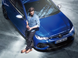 8代目VW Golfに加わったホッテストモデル 235kW(320ps)/5356~6500rpmの最高出力と420Nm(43.0kg.m)/2100~5350rpmの最大トルクを発生する2リッター直列4気筒DOHCターボを積んだ「Cセグ最強」のホットハッチだ 8代目VW Golfに加わったホッテストモデル 235kW(320ps)/5356~6500rpmの最高出力と420Nm(43.0kg.m)/2100~5350rpmの最大トルクを発生する2リッター直列4気筒DOHCターボを積んだ「Cセグ最強」のホットハッチだ