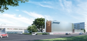 本社・栃木事業所（栃木県下野市）で新たに建設を進めている「レセプション棟」のイメージ。2023年春に完成予定。（画像: デクセリアルズの発表資料より）