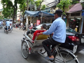 　Photo:2010年のハノイ市内は2輪車が目立った　©sawahajime