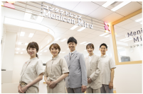 メニコングループの販売店「Miru」では、2022年6月に制服がリニューアルされた。（画像: メニコンの発表資料より）