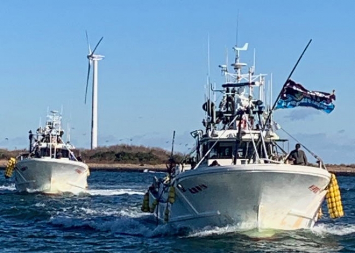 千葉県銚子漁港では「小型底引網漁船」や「まき網漁船」など約50隻が大漁旗をなびかせながら続々と出港。2023年1月5日(木)は、正月ならではの伝統行事の「漕出式(こいでしき)」が行われた。この行事は、利根川河口と太平洋を望む高台にある川口神社の前で御神酒を海に注いで一年の大漁と海上の安全を祈願するもの。(写真=巻き網漁船の伊東丸) 千葉県銚子漁港では「小型底引網漁船」や「まき網漁船」など約50隻が大漁旗をなびかせながら続々と出港。2023年1月5日(木)は、正月ならではの伝統行事の「漕出式(こいでしき)」が行われた。この行事は、利根川河口と太平洋を望む高台にある川口神社の前で御神酒を海に注いで一年の大漁と海上の安全を祈願するもの。(写真=巻き網漁船の伊東丸)