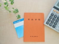 Q.E.D.パートナーズが「老後の年金」についてアンケート。老後は年金だけで「生活できない」98.5%。年金が受け取れると思う年齢は、「70歳以上から」が64%。老後も「働く必要あり」85%
