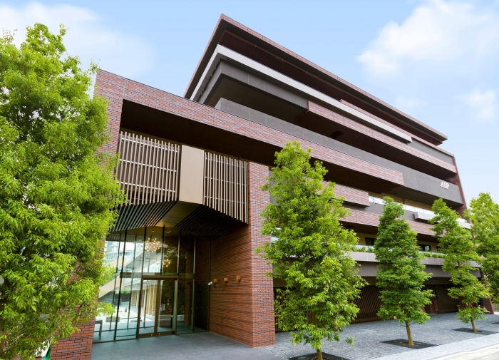 2022年7月に港区青山に誕生した、介護付き有料老人ホーム「プレザン」シリーズのハイクラスブランド「プレザンリュクス」第1号施設。（画像: ケア21の発表資料より）