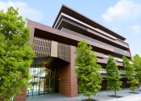 2022年7月に港区青山に誕生した、介護付き有料老人ホーム「プレザン」シリーズのハイクラスブランド「プレザンリュクス」第1号施設。（画像: ケア21の発表資料より）