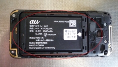 Photo:携帯のこんなに小さな電池ひとつでも処理を誤ると大規模汚染を引き起こす　©sawahajime