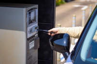 正式販売されることになった駐車券を取りやすくする「トレッタング」の使用イメージ（画像：ピーコックブルー発表資料より）