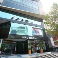 アダストリアが展開するブランド「niko and ...（ニコアンド）」の東南アジア初出店となるグローバル旗艦店が、2023年4月にタイ・バンコクでオープンした。