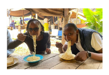 ケニアで即席麺nalaを試食している様子。（画像: 双日の発表資料より）
