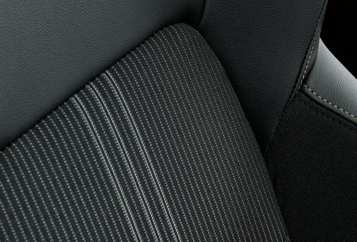 専用ファブリック×レザー調コンビシート（ウォームチタニウムステッチ）：発表資料より