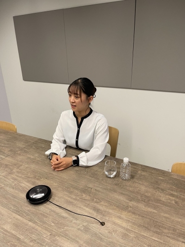 インタビューを受けている取締役の田中氏