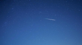 銀河M31と同じフレーム内のペルセウス座流星。ペルセウス座の星々は左側にある。(c) ポール・サザーランド/ Skymania.com