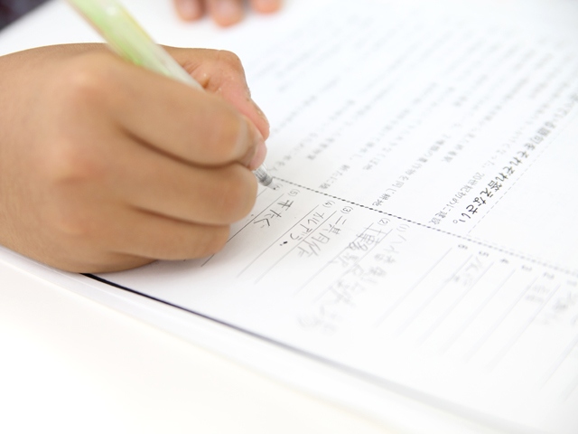 企業や大学、団体などが主催する夏休みの課外授業プログラム