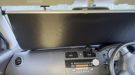 引っ張るだけでワンタッチに展開できるロール式サンシェード（画像：UI発表資料より）