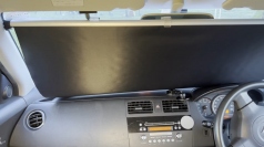 引っ張るだけでワンタッチに展開できるロール式サンシェード（画像：UI発表資料より）