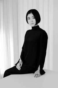 「毎日ファッション大賞」2023年の大賞は「マメ クロゴウチ」の黒河内真衣子デザイナーが受賞