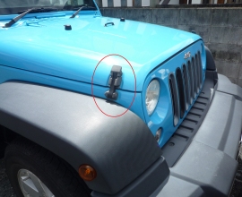 Photo: Jeepの様な不整地走行の為の車は、極悪路のボディに与える影響も勘案して、万一に備えてボンネットストラップも備えている ©sawahajime Photo: Jeepの様な不整地走行の為の車は、極悪路のボディに与える影響も勘案して、万一に備えてボンネットストラップも備えている ©sawahajime