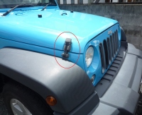 Photo: Jeepの様な不整地走行の為の車は、極悪路のボディに与える影響も勘案して、万一に備えてボンネットストラップも備えている　©sawahajime