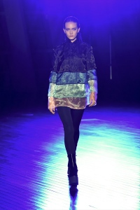 「リンシュウ」2024春夏コレクション“Bitter Sweet Romantic”をテーマに