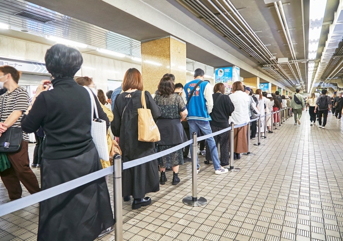 午前10時のグランドオープン前には約1000名が並んだ。