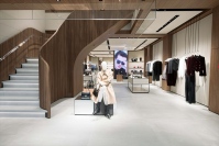 「エンポリオ アルマーニ」が京都店をオープン INIメンバー11人も来店