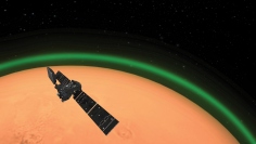 火星の大気中での緑色の発光を検出するESA の ExoMars Trace Gas Orbiter のイメージ。(c) ESA