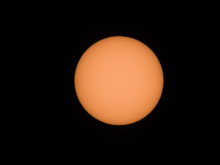 太陽の中心にブラックホールが存在する可能性。