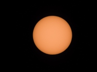 太陽の中心にブラックホールが存在する可能性。