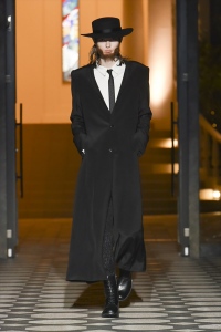 「リンシュウ」2024秋冬コレクションを発表 ネオ・シックな世界観を表現