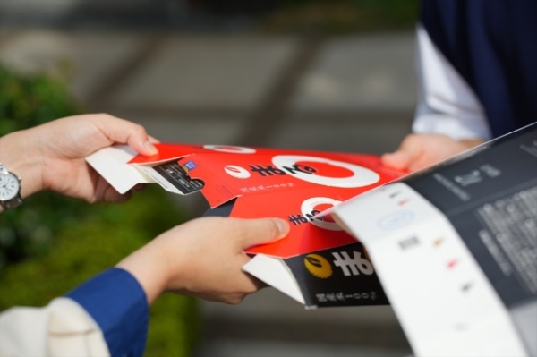 神戸市の社会福祉法人木の芽福祉会の障害福祉作業所「御影倶楽部」では、同じ町にある老舗酒蔵白鶴酒造から提供された酒パックをパルプに戻して再生し、一枚一枚手すきの紙「みかげくらぶの手すき紙」を作り、地元の店舗やインターネットなどで販売している